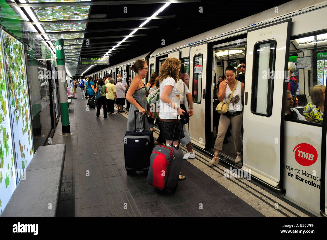 Liceo Stazione della metropolitana treno con le porte aperte e i passeggeri in attesa Barcellona Catalonia Spagna Barcellona Foto Stock