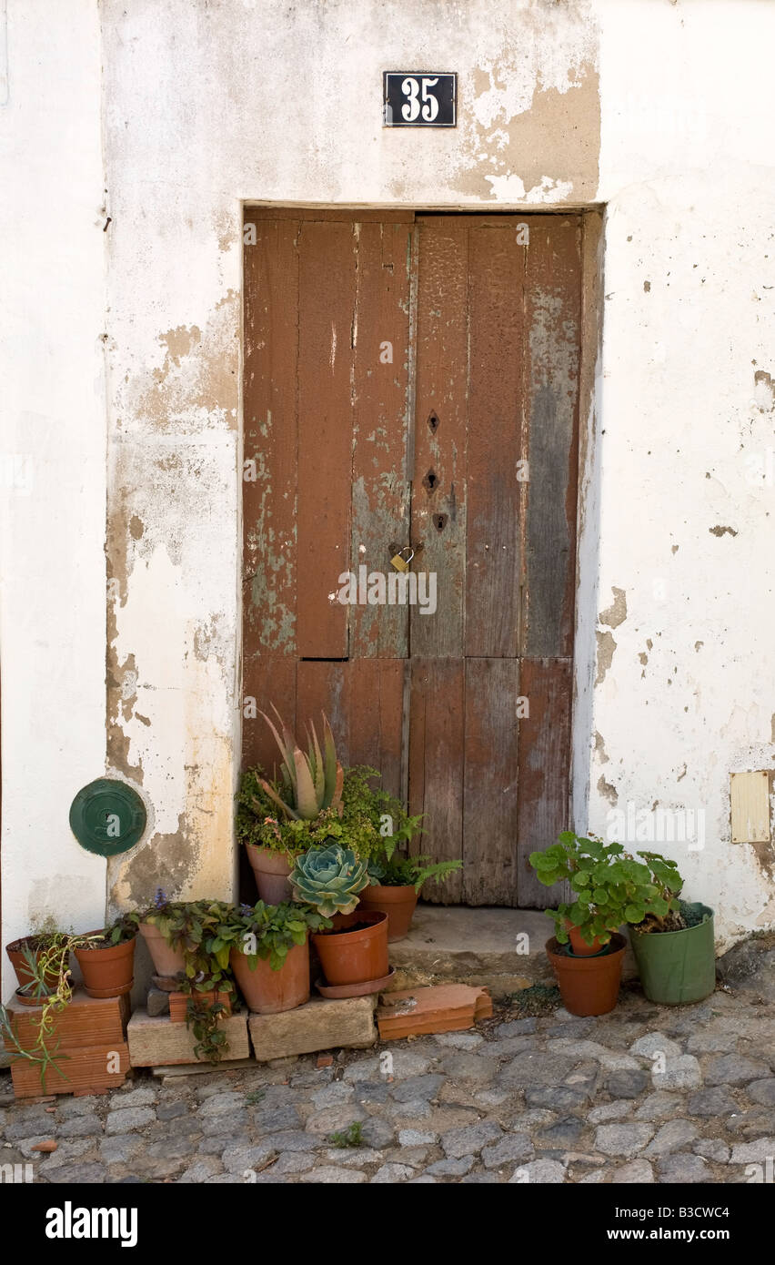 Bloccato porta con vasi di piante Monchique Algarve Portogallo Foto Stock