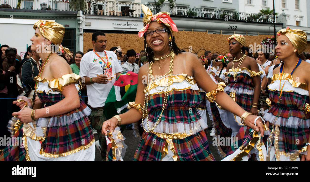 Regno Unito, Inghilterra, 25 agosto 2008. La parata passa da durante il carnevale di Notting Hill a ovest di Londra. Foto Stock