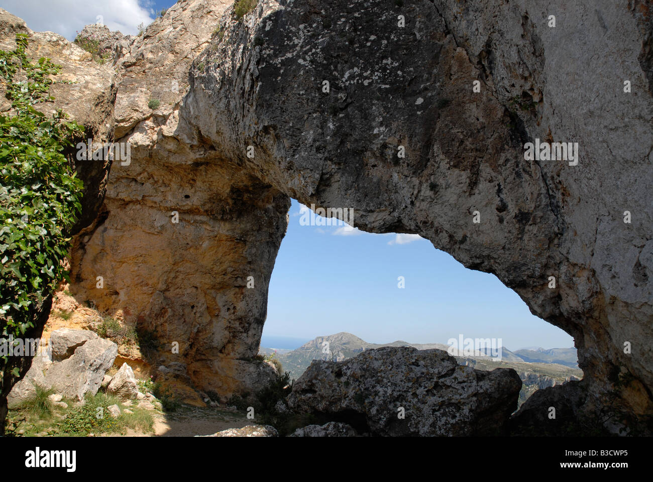 Forada Arch Rock, Sierra de la Forada, Provincia di Alicante, Comunidad Valenciana, Spagna Foto Stock