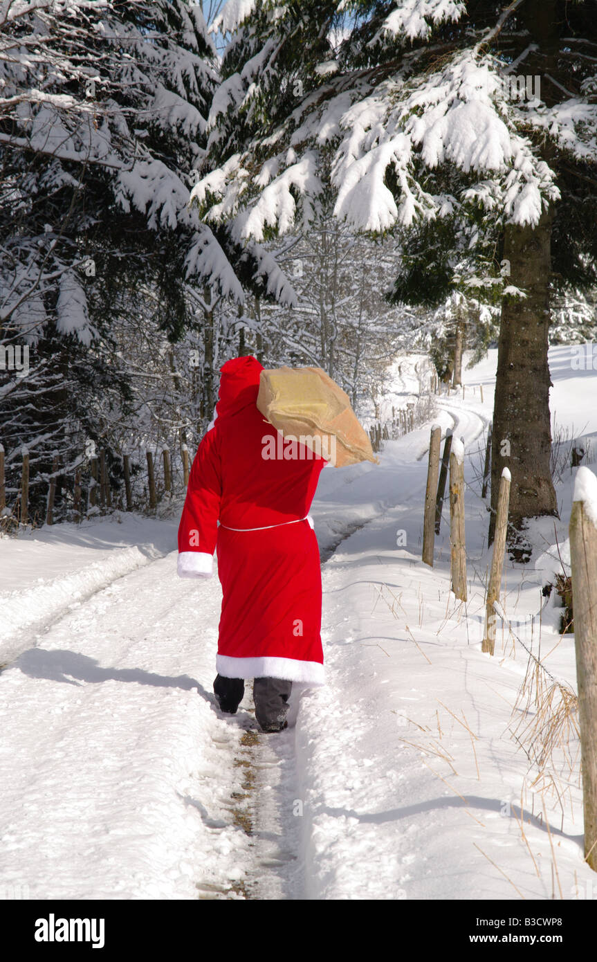Santa Claus Babbo Natale in un bellissimo paesaggio invernale Foto Stock