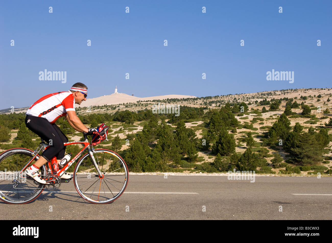 Europa Francia Provenza in bicicletta alla sommità del Mont Ventoux Foto Stock