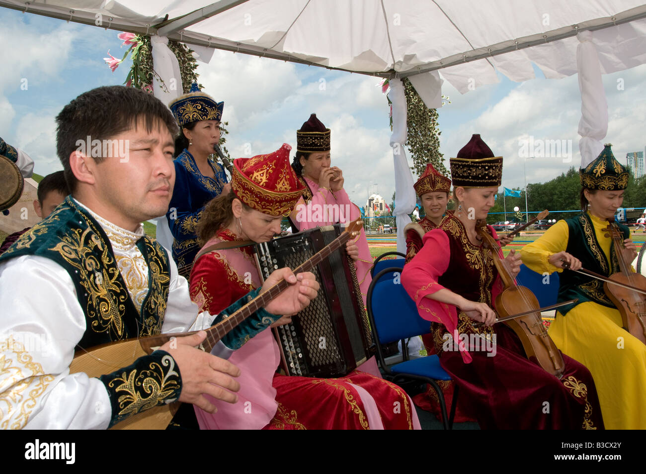 Musica per Banda in abiti tradizionali. Il Kazakistan Foto Stock
