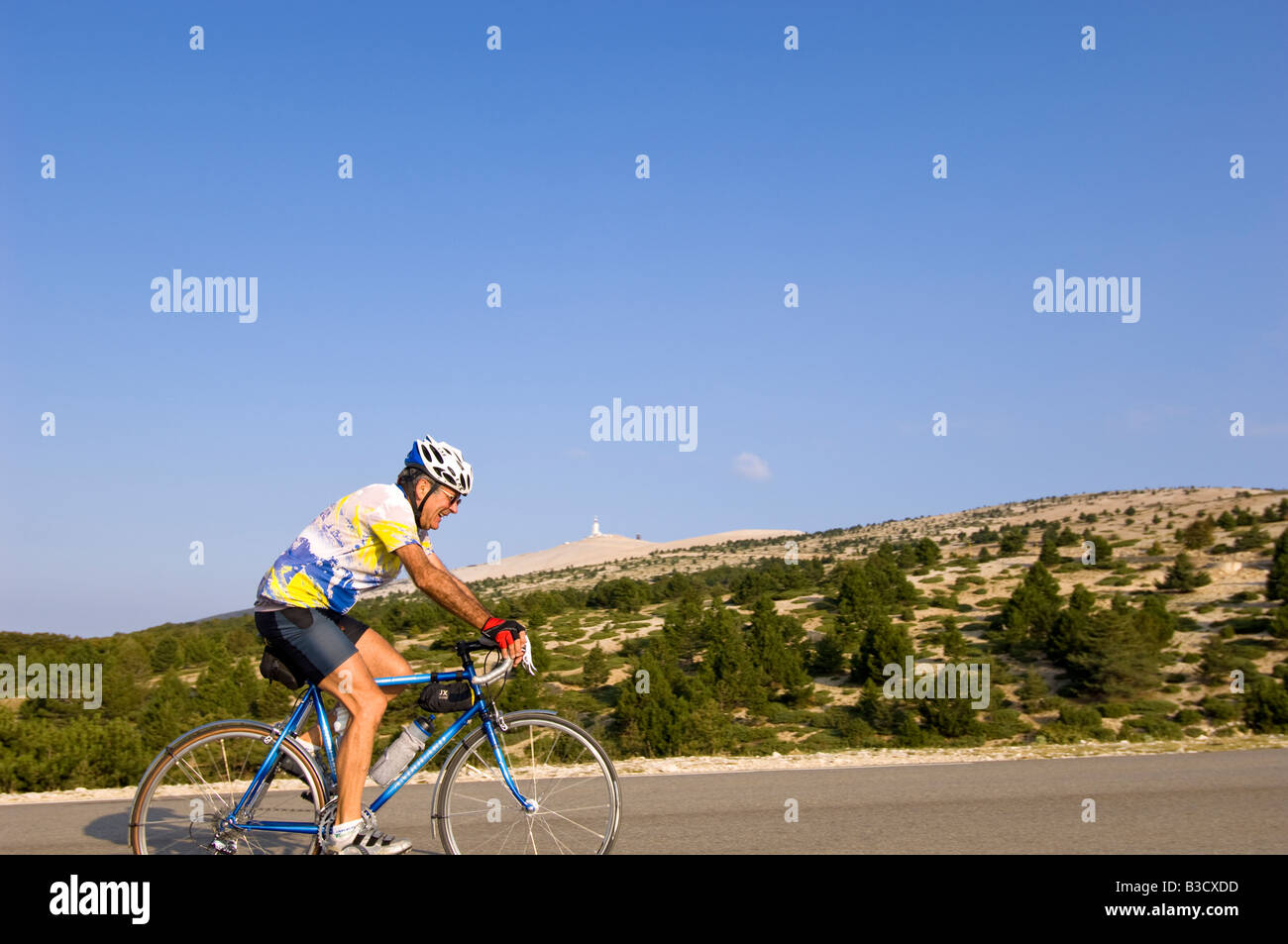 Europa Francia Provenza in bicicletta alla sommità del Mont Ventoux Foto Stock