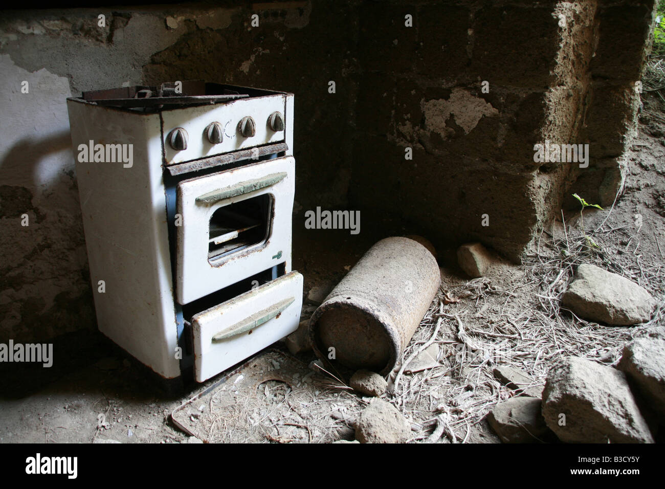 Danneggiato vecchio forno a gas all'interno di proprietà abbandonati Foto  stock - Alamy