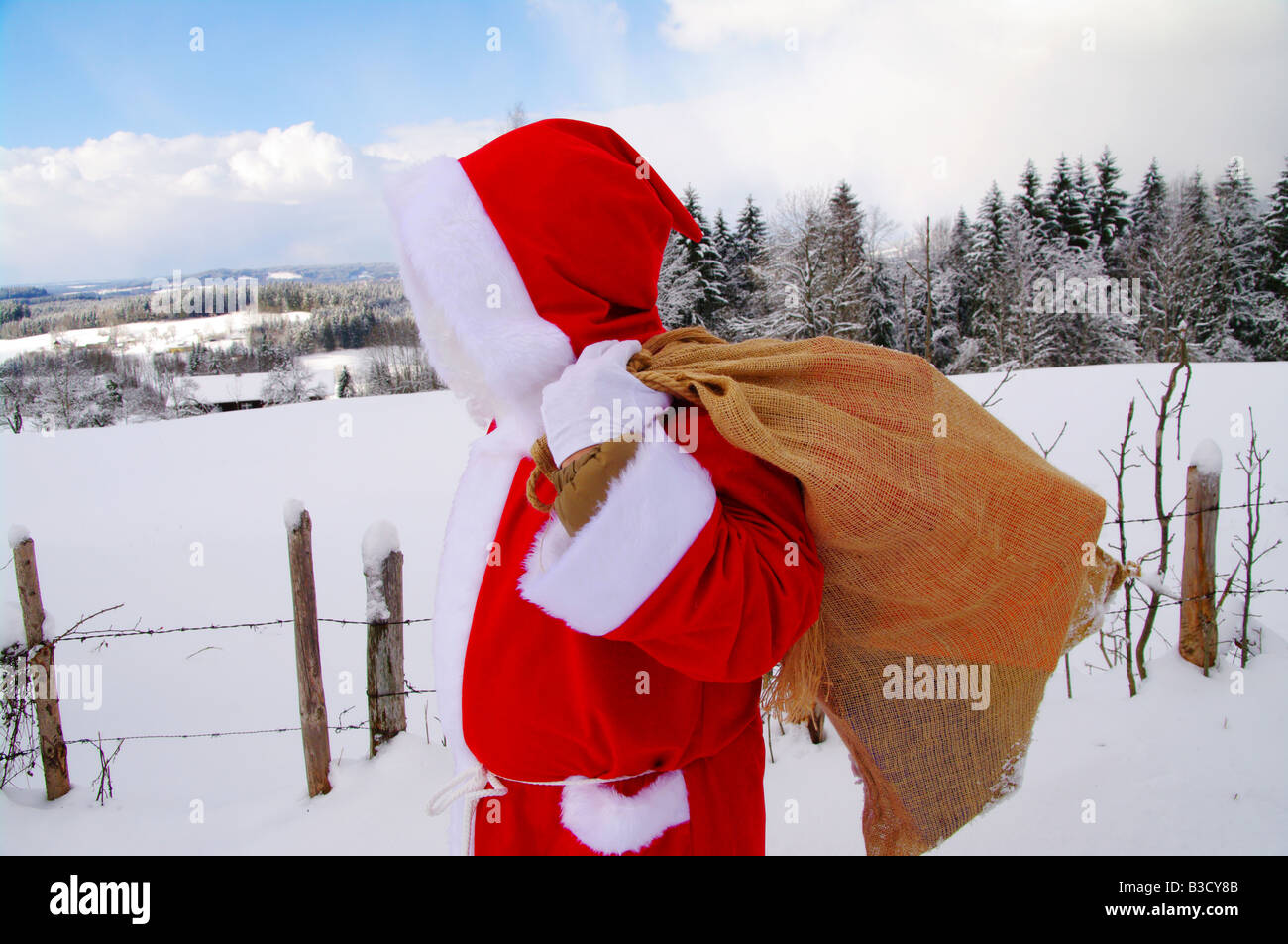 Santa Claus Babbo Natale in un bellissimo paesaggio invernale Foto Stock
