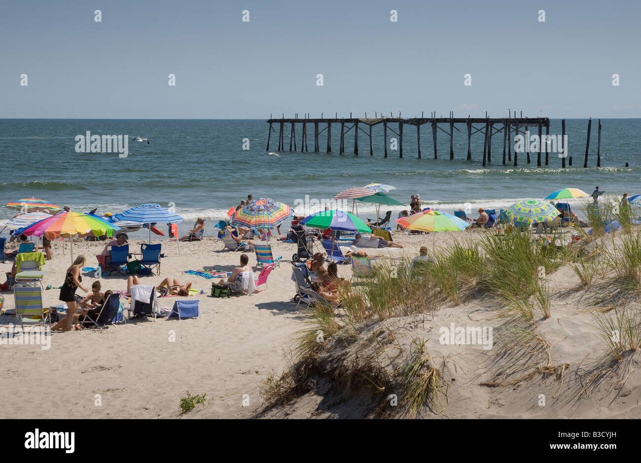 Persone su una spiaggia affollata Foto Stock