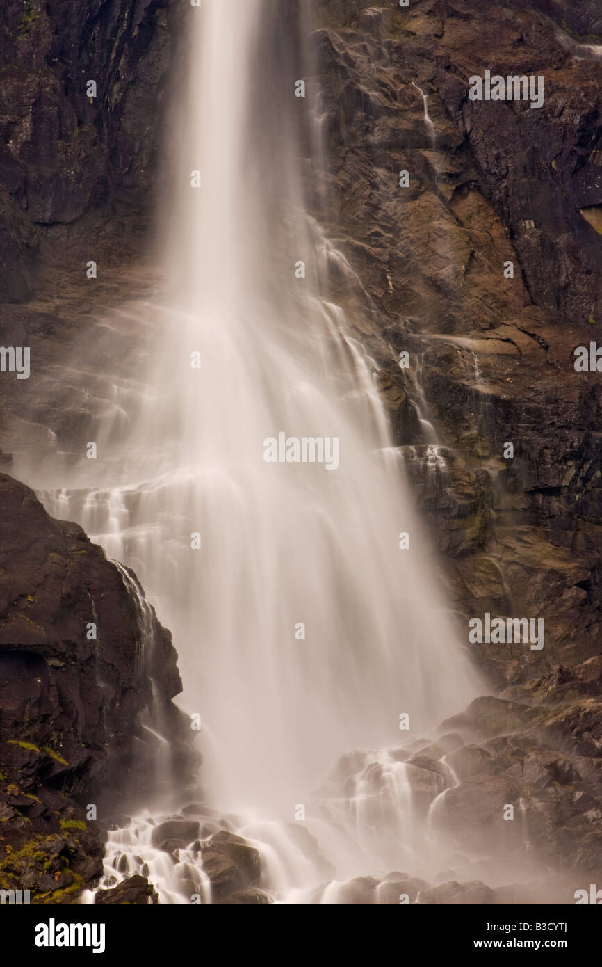Altezza piena cascata proveniente dal Ghiacciaio Briksdal stagione estiva Jostedalsbreen parco nazionale in Norvegia del Nord Europa Foto Stock