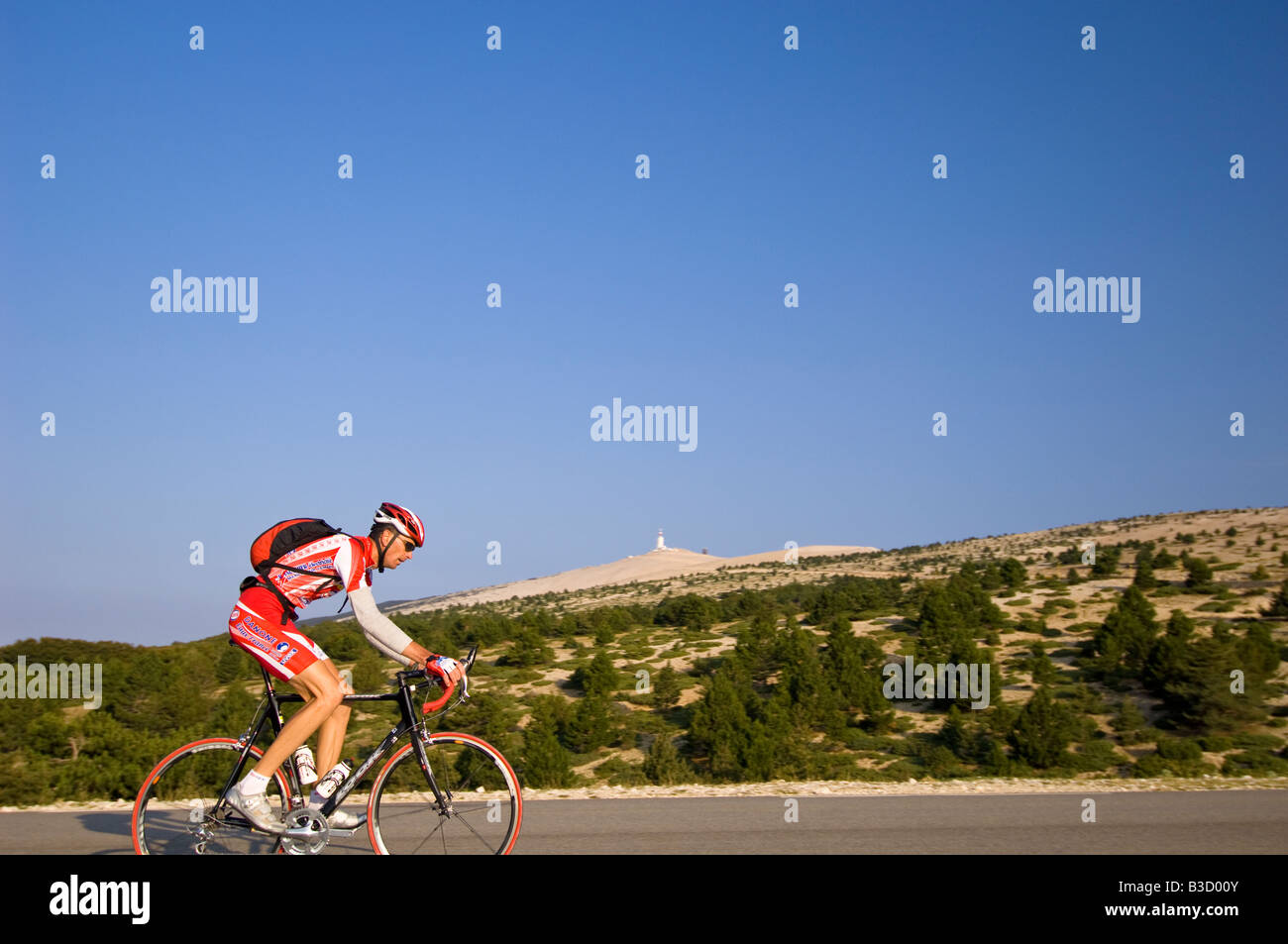 Europa Francia Provenza in bicicletta alla sommità del Mont Ventoux Foto Stock