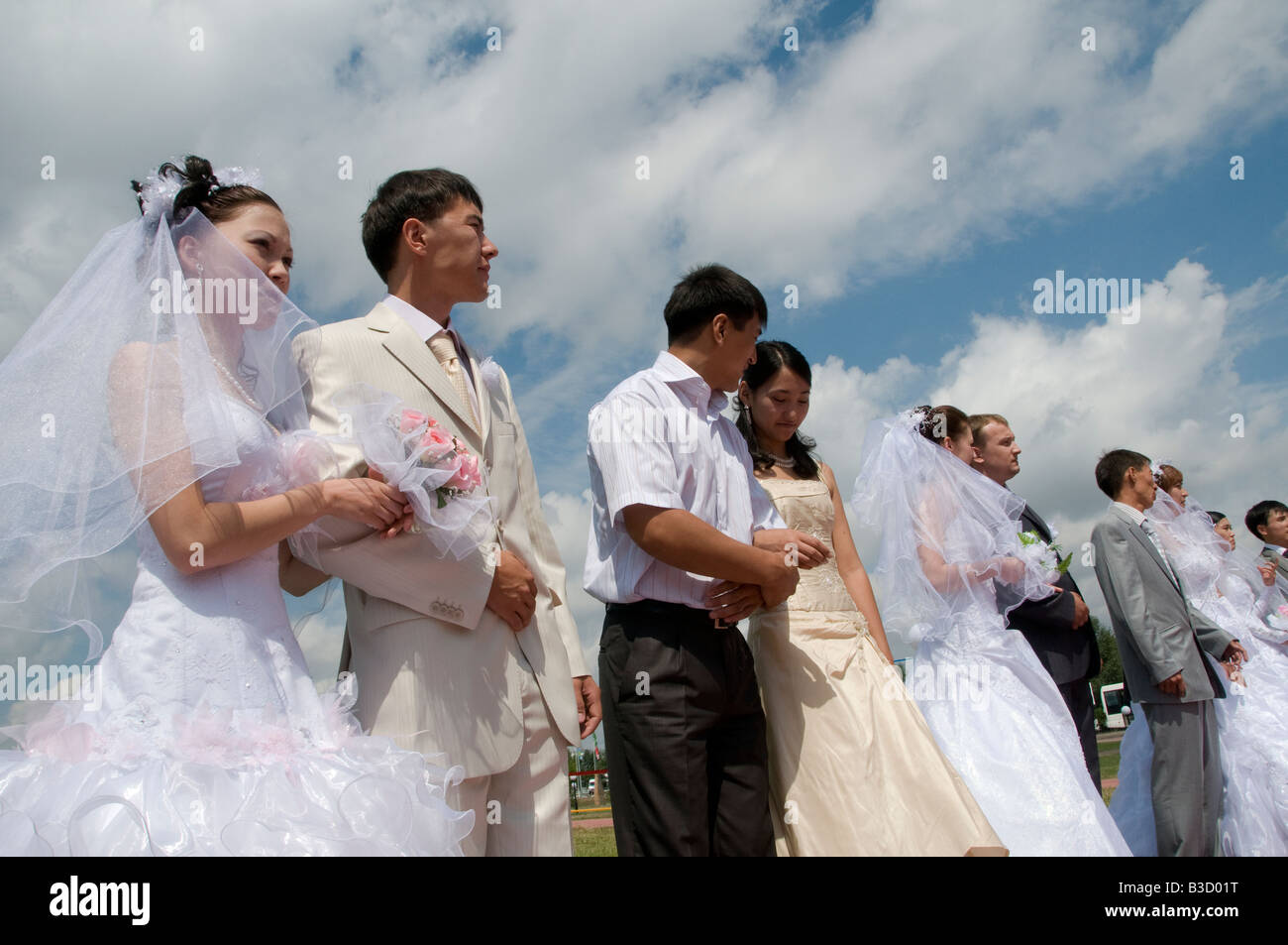 Il kazako spose e sposi durante una massa contemporaneamente la cerimonia nuziale in Arai park in Nur-Sultan o Nursultan capitale del Kazakistan Foto Stock