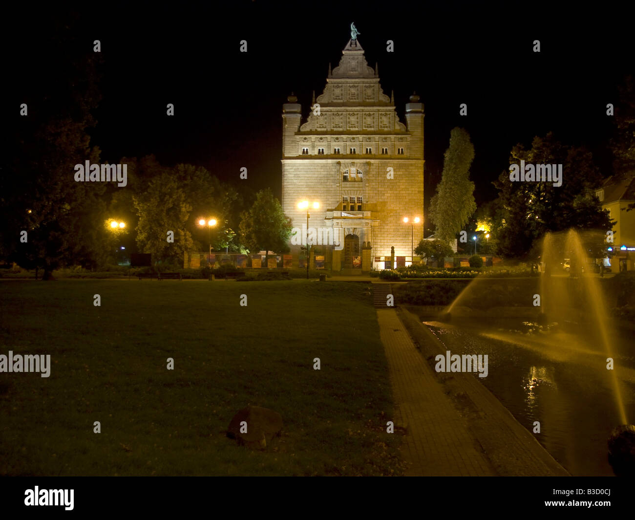 Nicolaus Copernicus universitario a un parco con spruzzatura di acqua nella notte con luce romantica in Torun Polonia Foto Stock