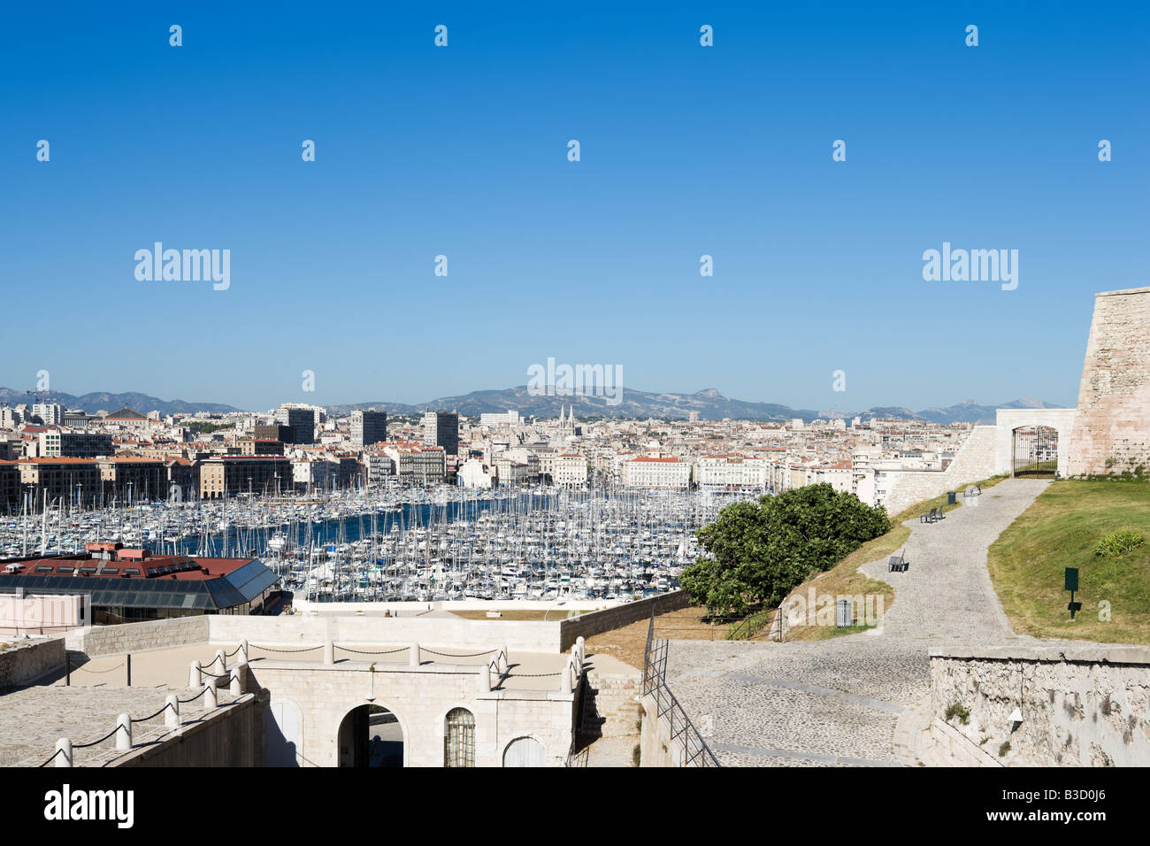 Vista sul Vieux Port da Fort St Nicolas alla bocca del porto, Marsiglia, Cote d'Azur, in Francia Foto Stock