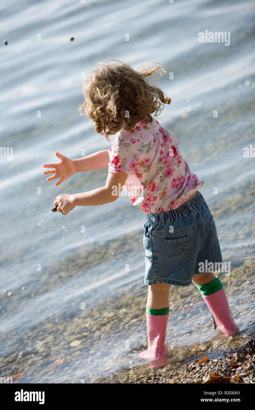 In Germania, in Baviera, Ammersee, bambina (3-4) giocando sulla spiaggia Foto Stock