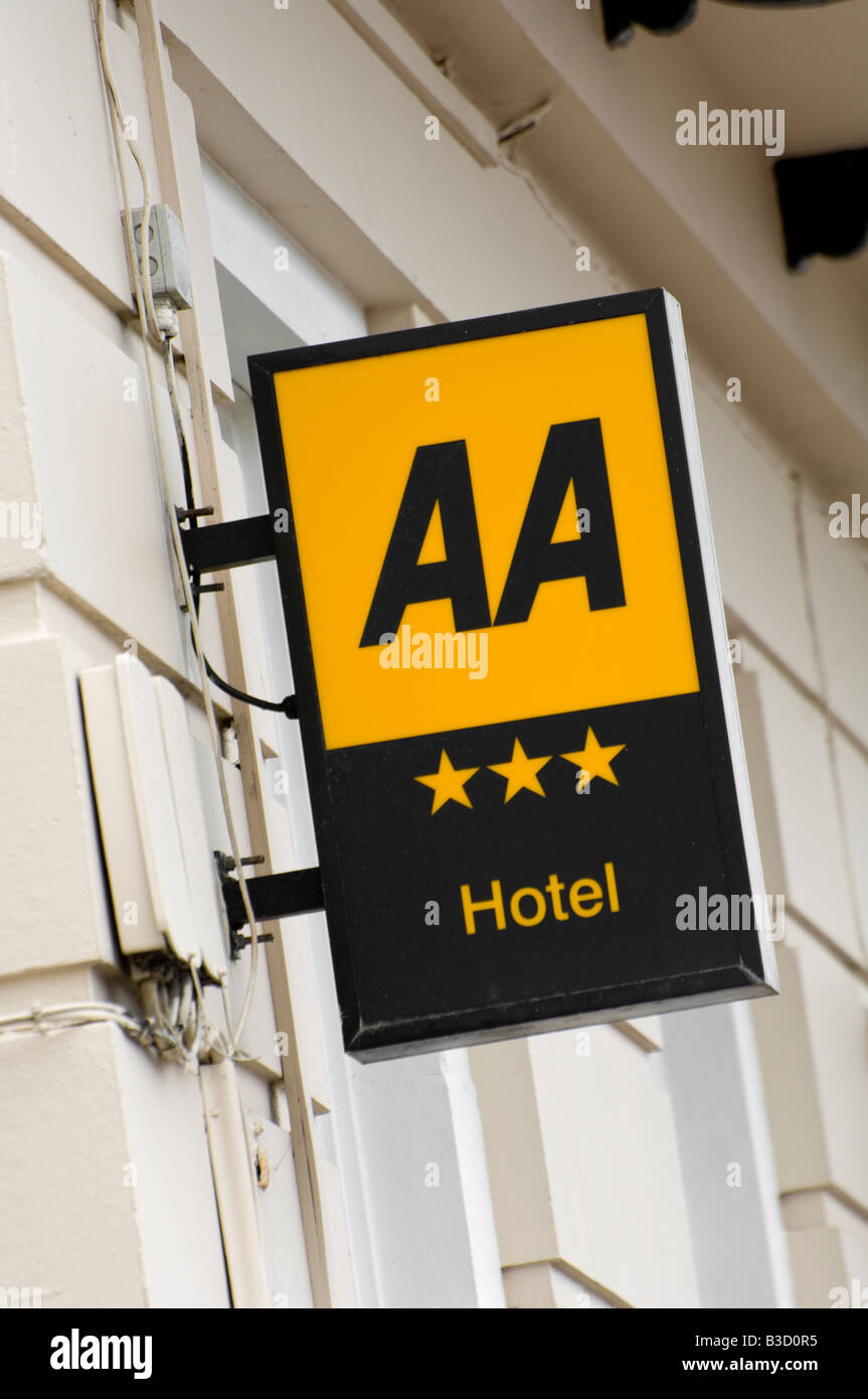 Acceso giallo e nero a tre stelle rating AA segno sul lato di un hotel a Weymouth nel Dorset Foto Stock