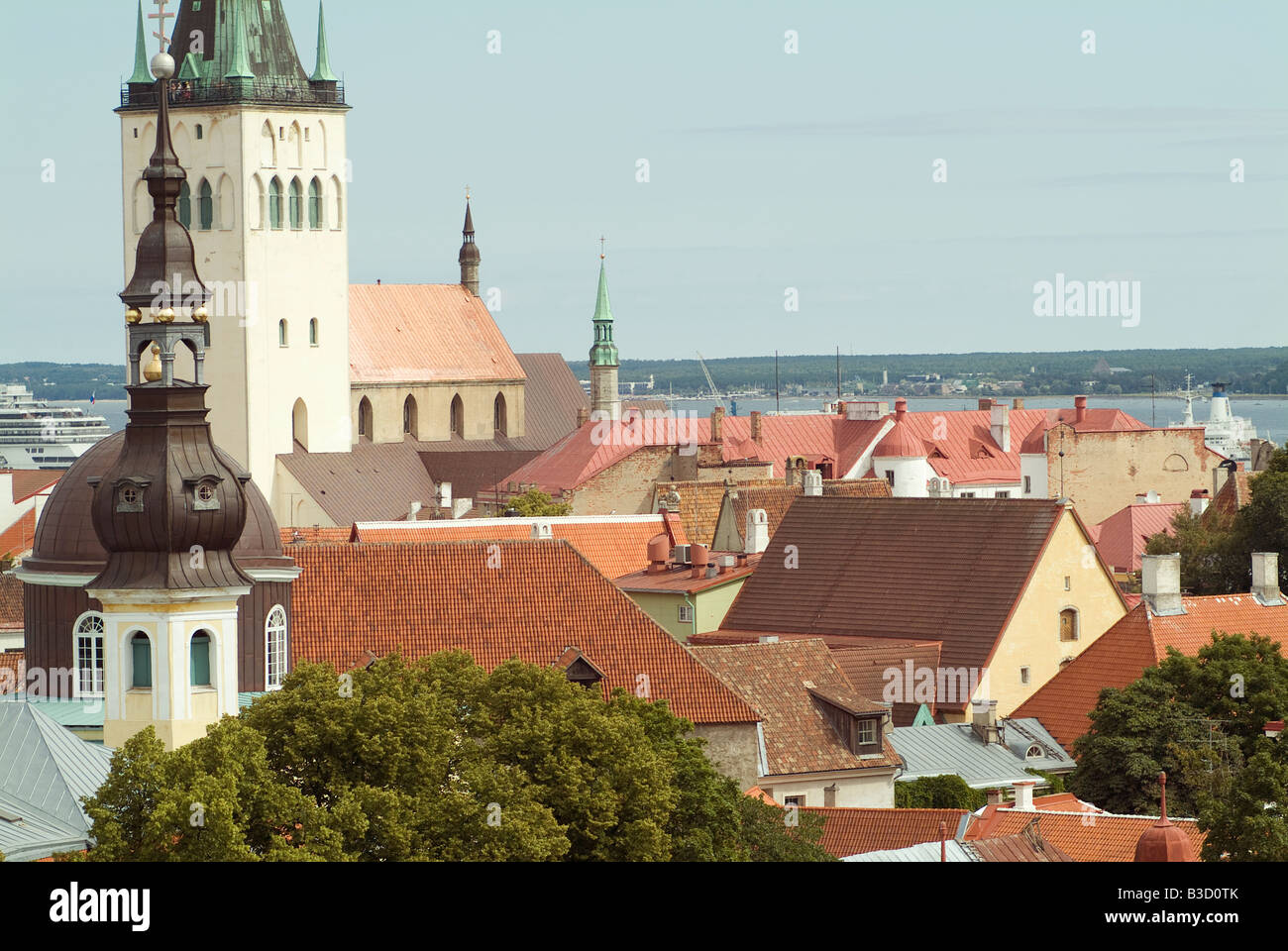 Panoramica sulla città vecchia di Tallinn e le torri e i campanili delle chiese di Sant Olav s chiesa del Mar Baltico Foto Stock