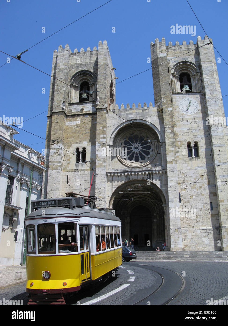 Cattedrale di Lisbona (Sé fare Lisboa) con passaggio di tram giallo. Lisbona, Portogallo, Europa Foto Stock
