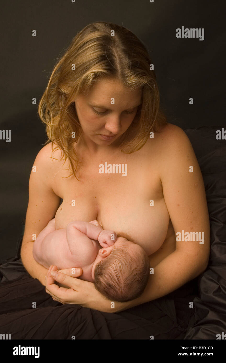 La madre di allattamento al seno Foto Stock