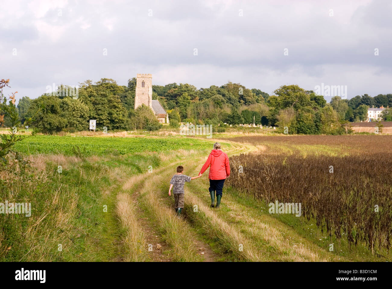 Madre e figlio del paese a piedi in Henstead Suffolk REGNO UNITO Foto Stock