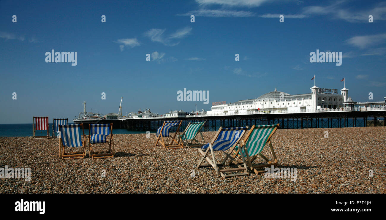 Il Brighton Pier e sedie a sdraio. Foto Stock