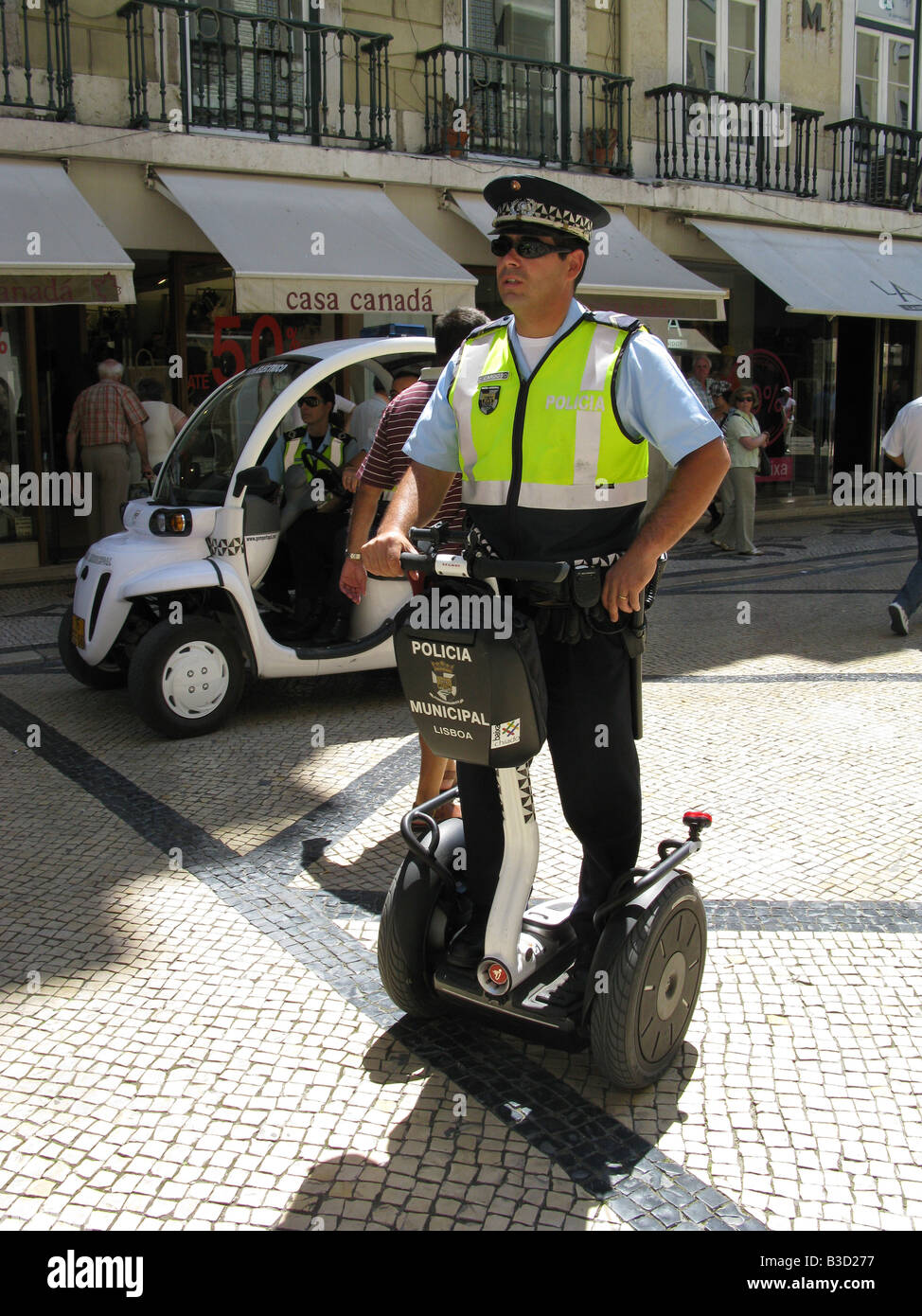 Poliziotto municipale su un Segway personal transporter pattuglie Rua Augusta, la principale strada commerciale di Lisbona, Portogallo, Europa Foto Stock
