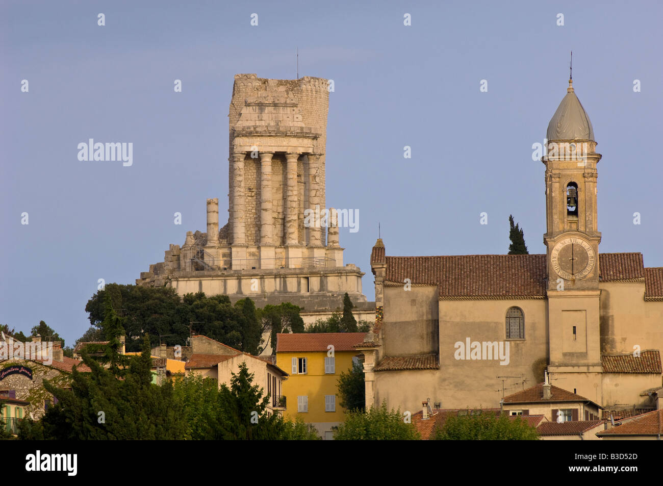 Europa Francia Provenza La Turbie Vista del villaggio e un romano antico monumento Trophee des Alpes Foto Stock