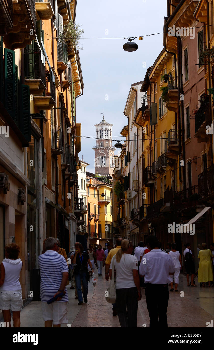 Strade di Verona, Italia Torre Lamberti sembrano alla fine della strada stretta. Verona, toscano (Toscana) Italia 15 Agosto 2008 Foto Stock