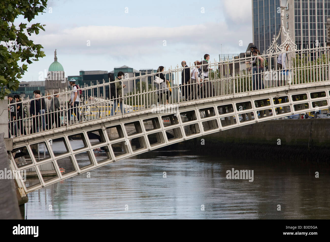 Passerella halfpenny fiume Liffey verso il centro di Dublino Irlanda Repubblica Irlandese EIRE Foto Stock