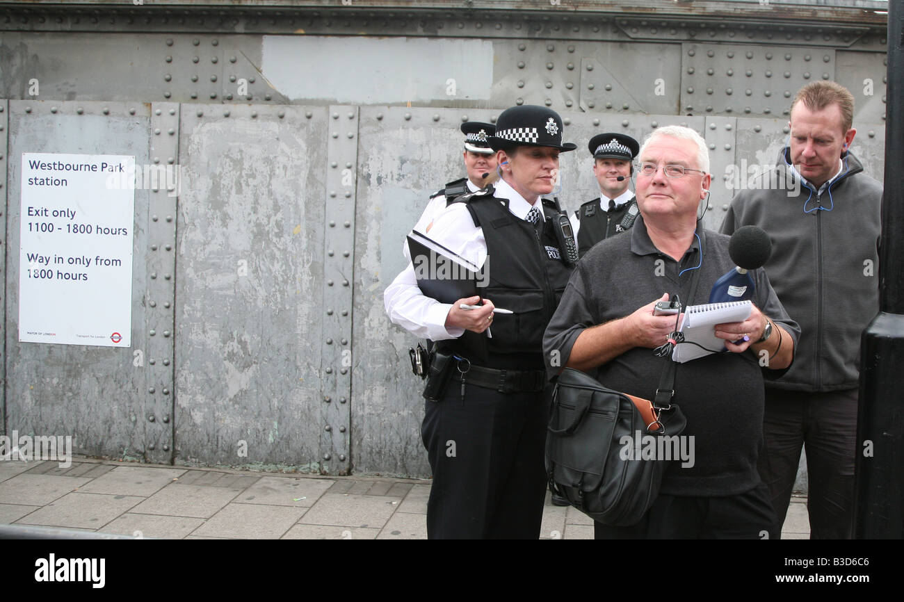 Cooperazione di polizia e un funzionario di Salute Ambientale monitorare i livelli di rumorosità sul carnevale di Notting Hill, Londra, 2008. Foto Stock