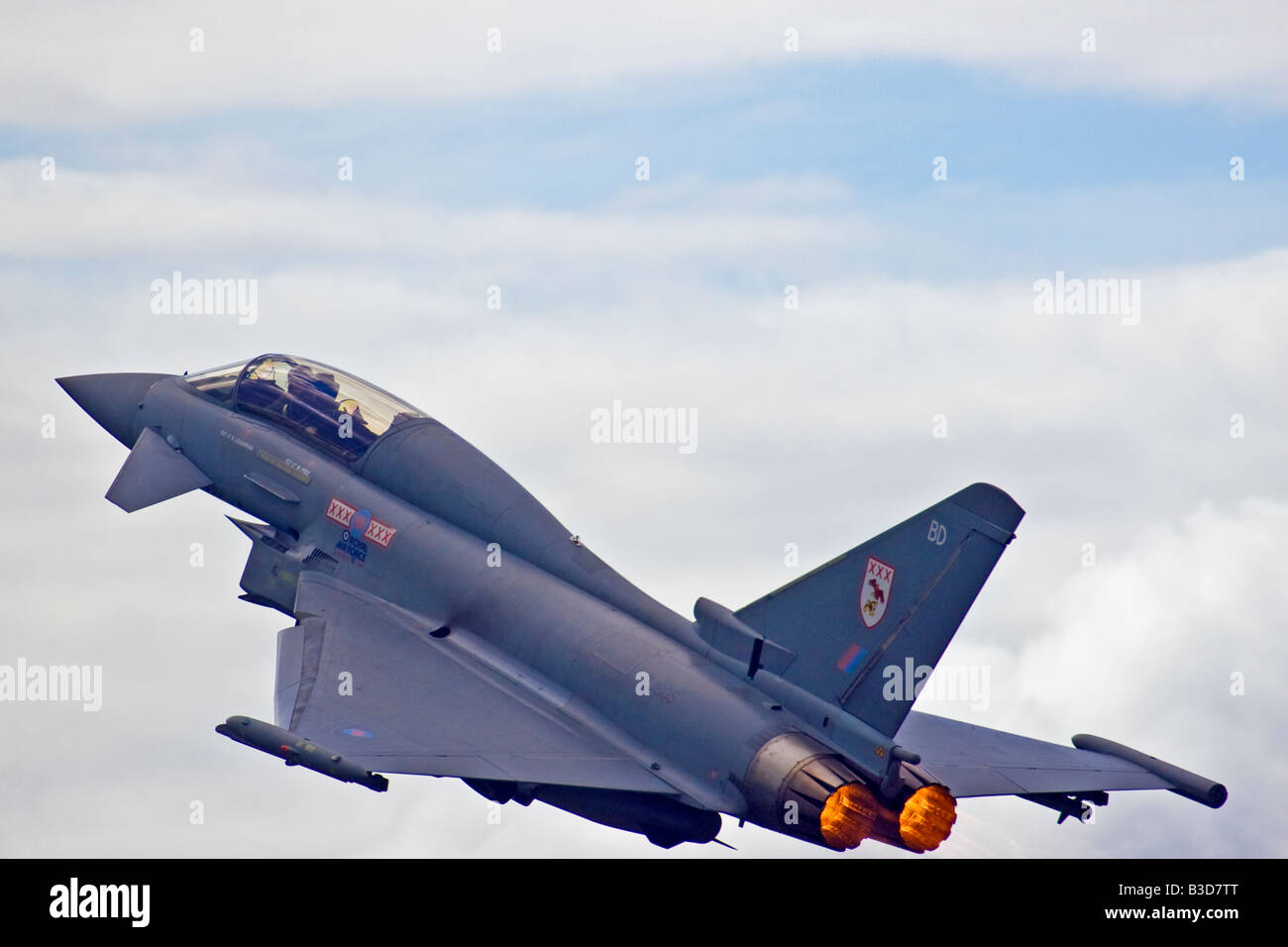 RAF Eurofighter Typhoon jet da combattimento in corrispondenza delle ali e le ruote display a Dunsfold Surrey UK 2008 Foto Stock