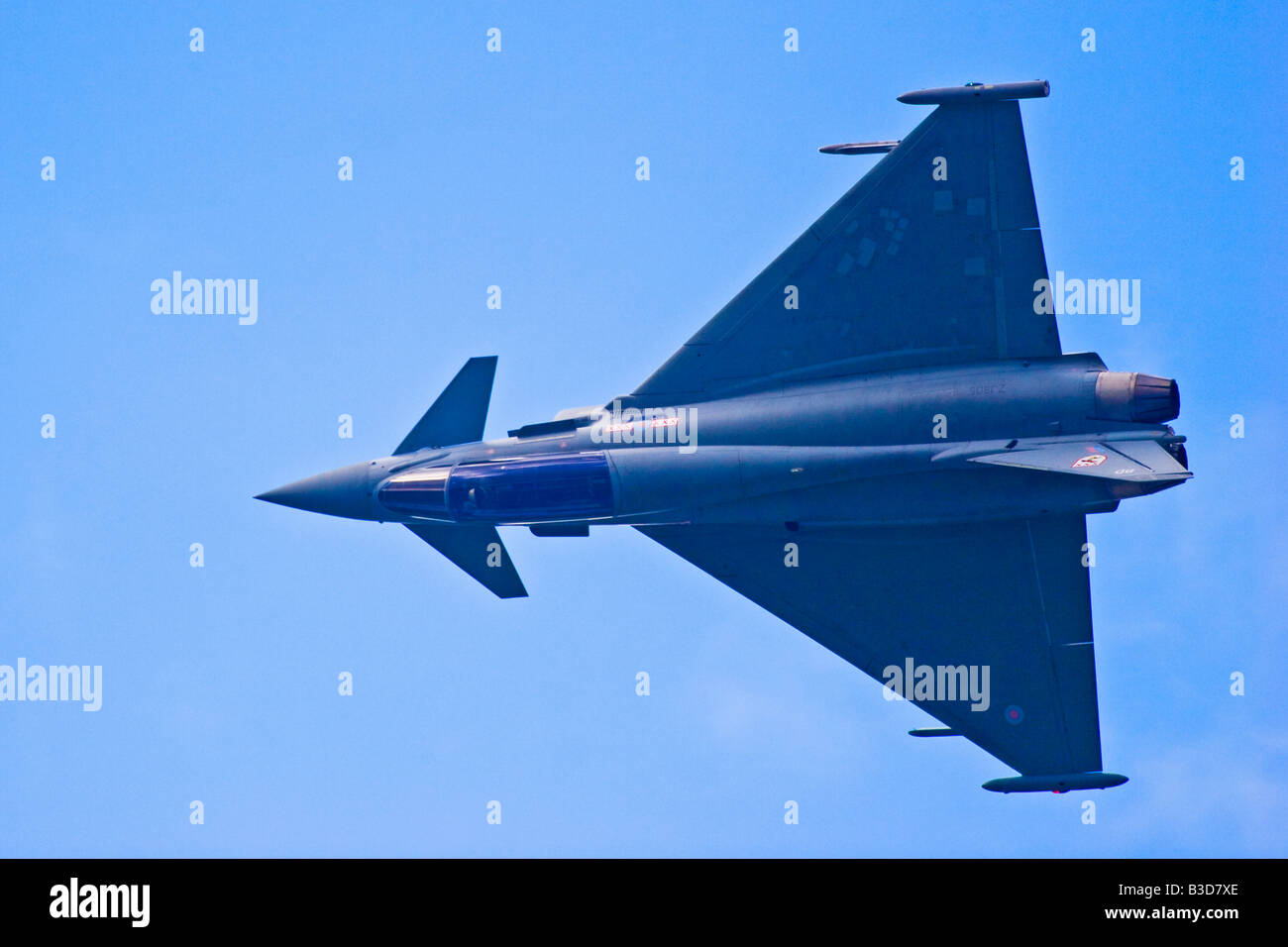 RAF Eurofighter Typhoon jet da combattimento in corrispondenza delle ali e le ruote display a Dunsfold Surrey UK 2008 Foto Stock