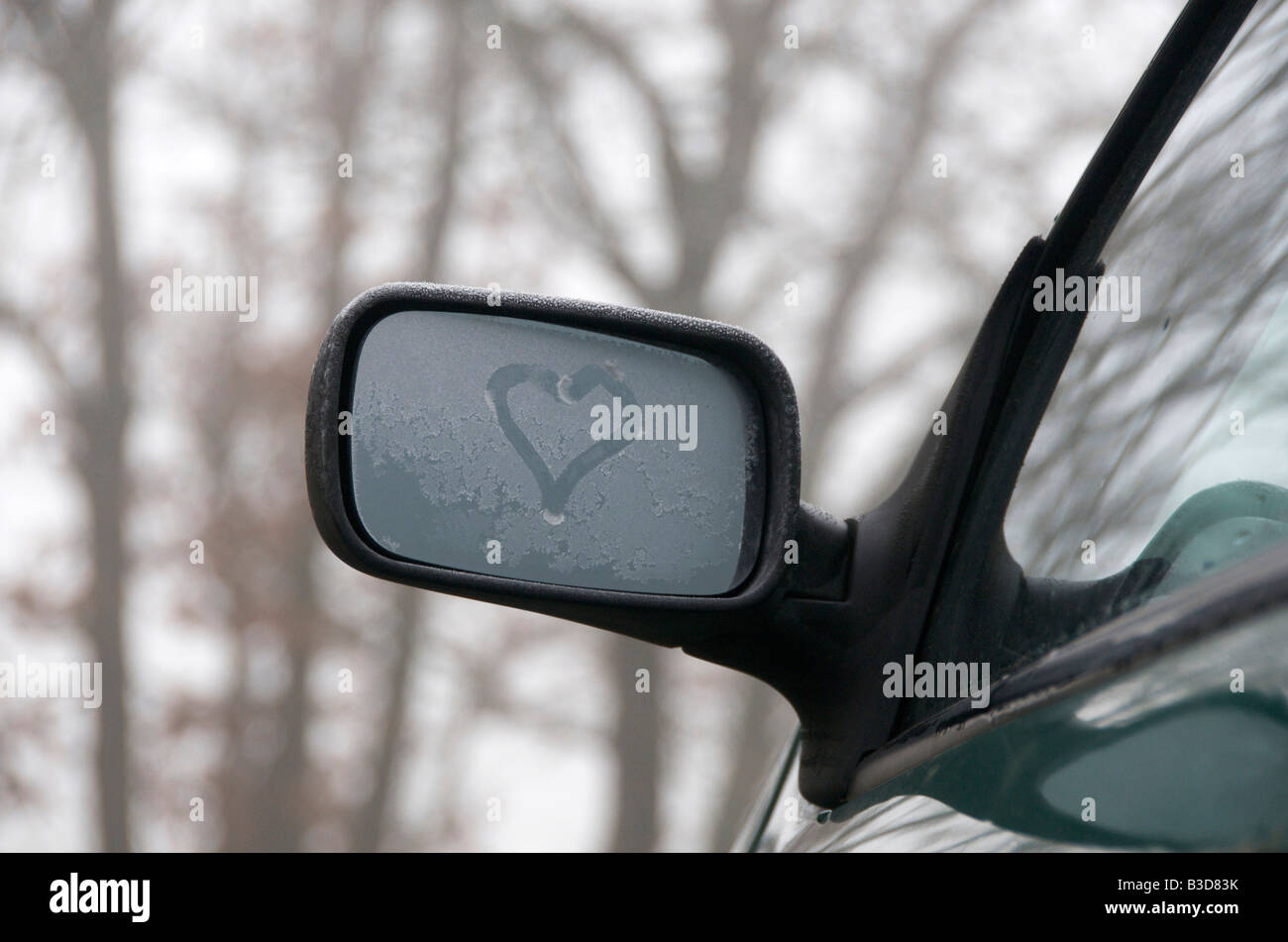 Specchietto retrovisore con cuore in ambiente esterno durante l'inverno Foto Stock