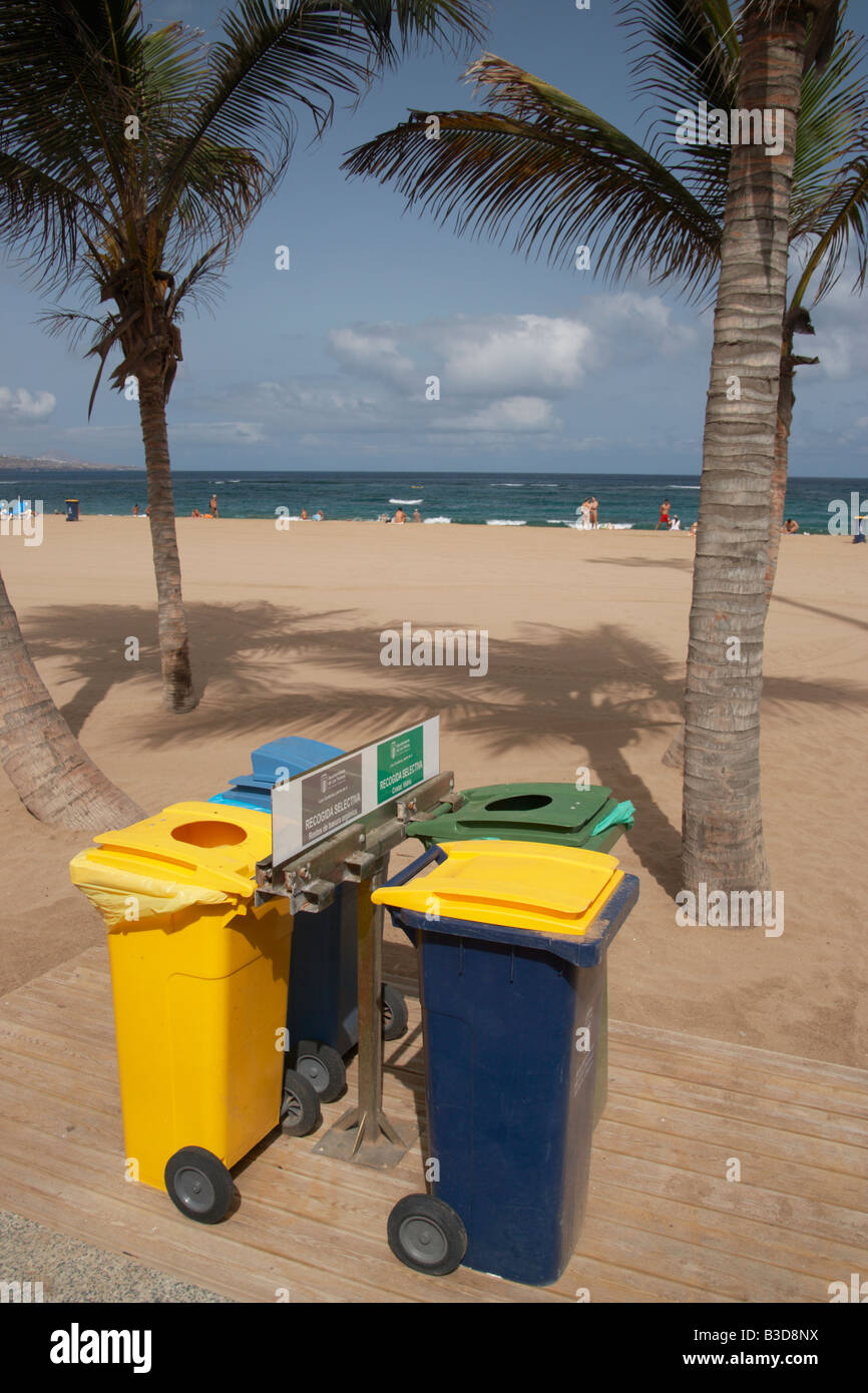 Impennata raccoglitori di plastica, vetro, carta e altri rifiuti sulla spiaggia a Gran Canaria nelle isole Canarie Foto Stock