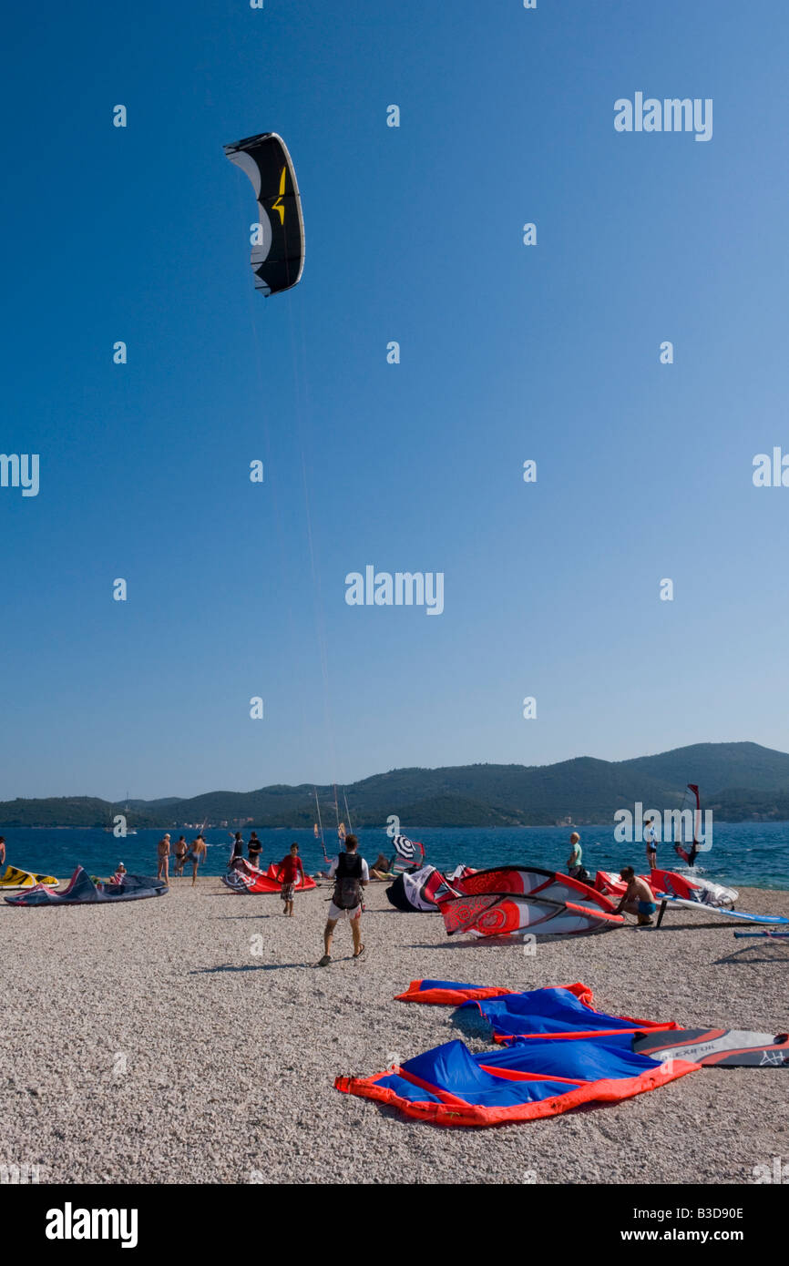 Kite surfers in Viganj sulla penisola di Peljesac in Dalmazia (Croazia) Foto Stock