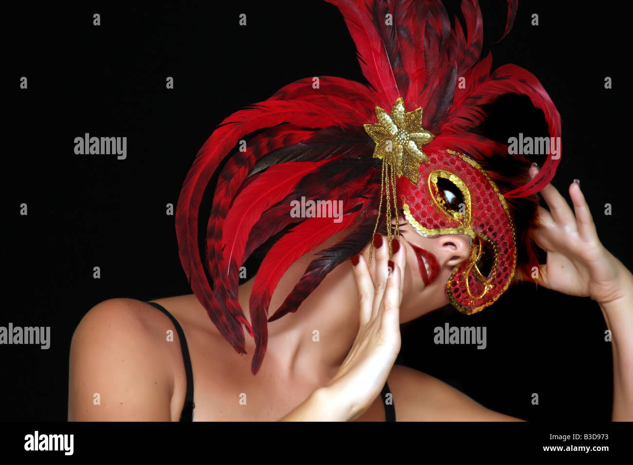 Foto di stock di donna in rosso maschera sfumato Foto Stock