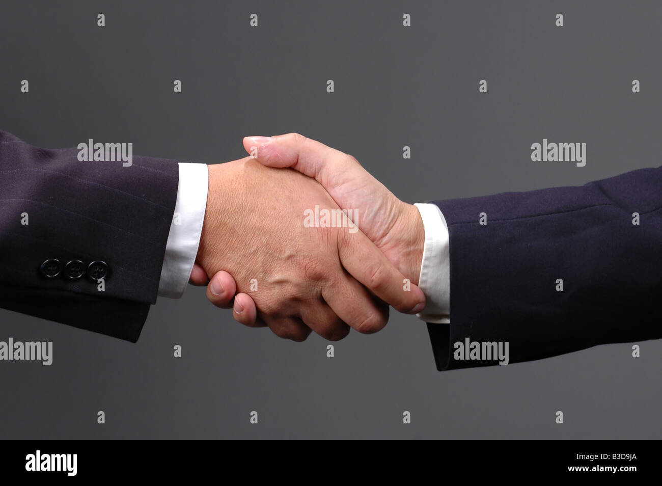 Stretta di mano tra due persone Foto Stock