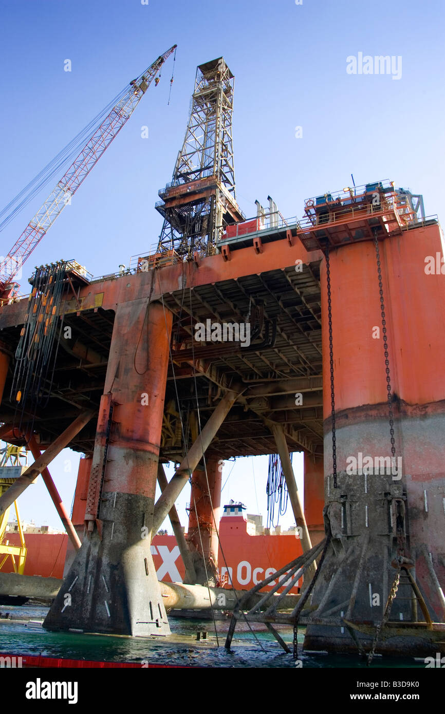 Basso angolo di visione di un impianto di trivellazione petrolifera, Vallett, Malta Foto Stock