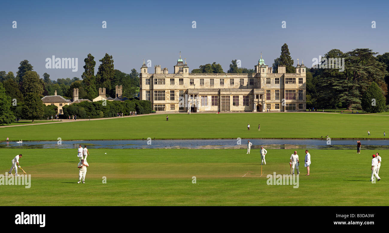 Una partita di cricket di essere pagato nella parte anteriore del Audley End House alla fine di agosto Foto Stock
