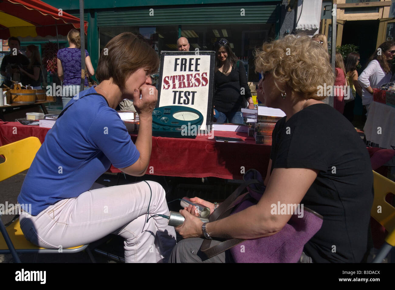 Un "stress test' offerti da scientologist sul Portobello Road a ovest di Londra Foto Stock