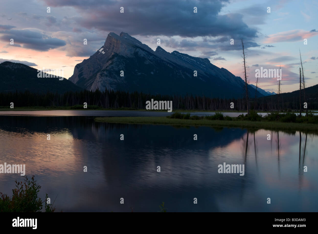 Mount Rundle e i Laghi Vermillion nel Parco Nazionale di Banff Foto Stock