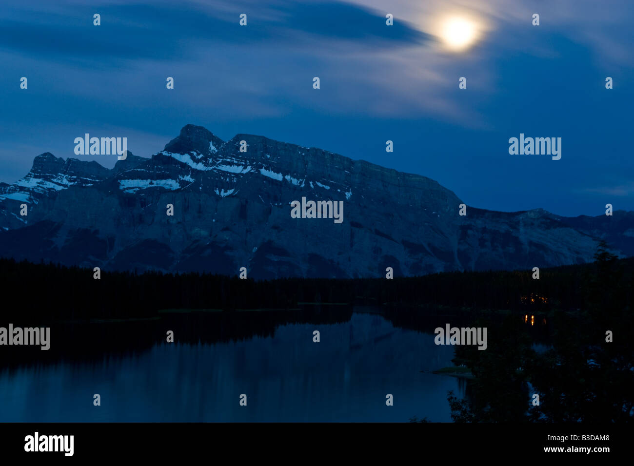 Ore del sorgere su Mount Rundle nel Parco Nazionale di Banff Foto Stock