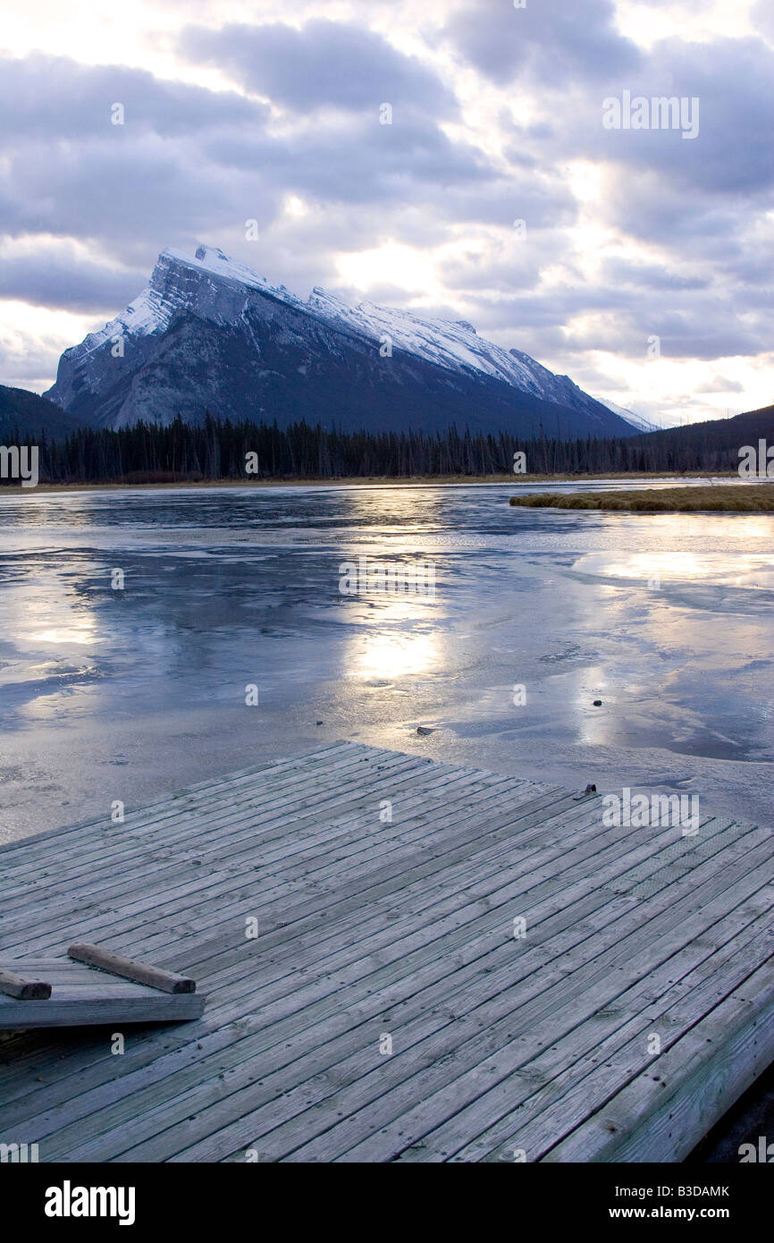 Mount Rundle con dock barca in primo piano Foto Stock