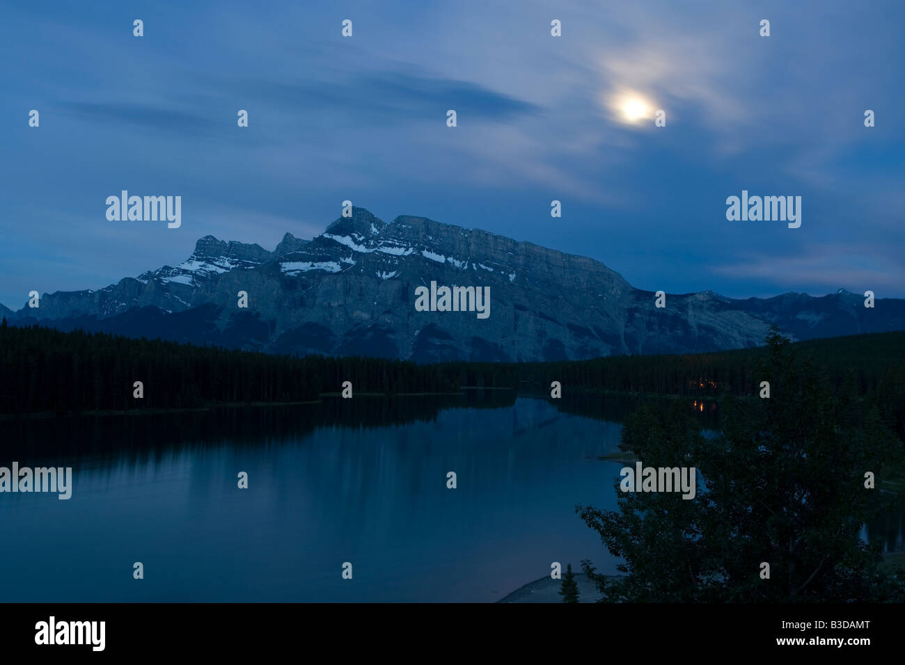 Ore del sorgere su Mount Rundle nel Parco Nazionale di Banff Foto Stock