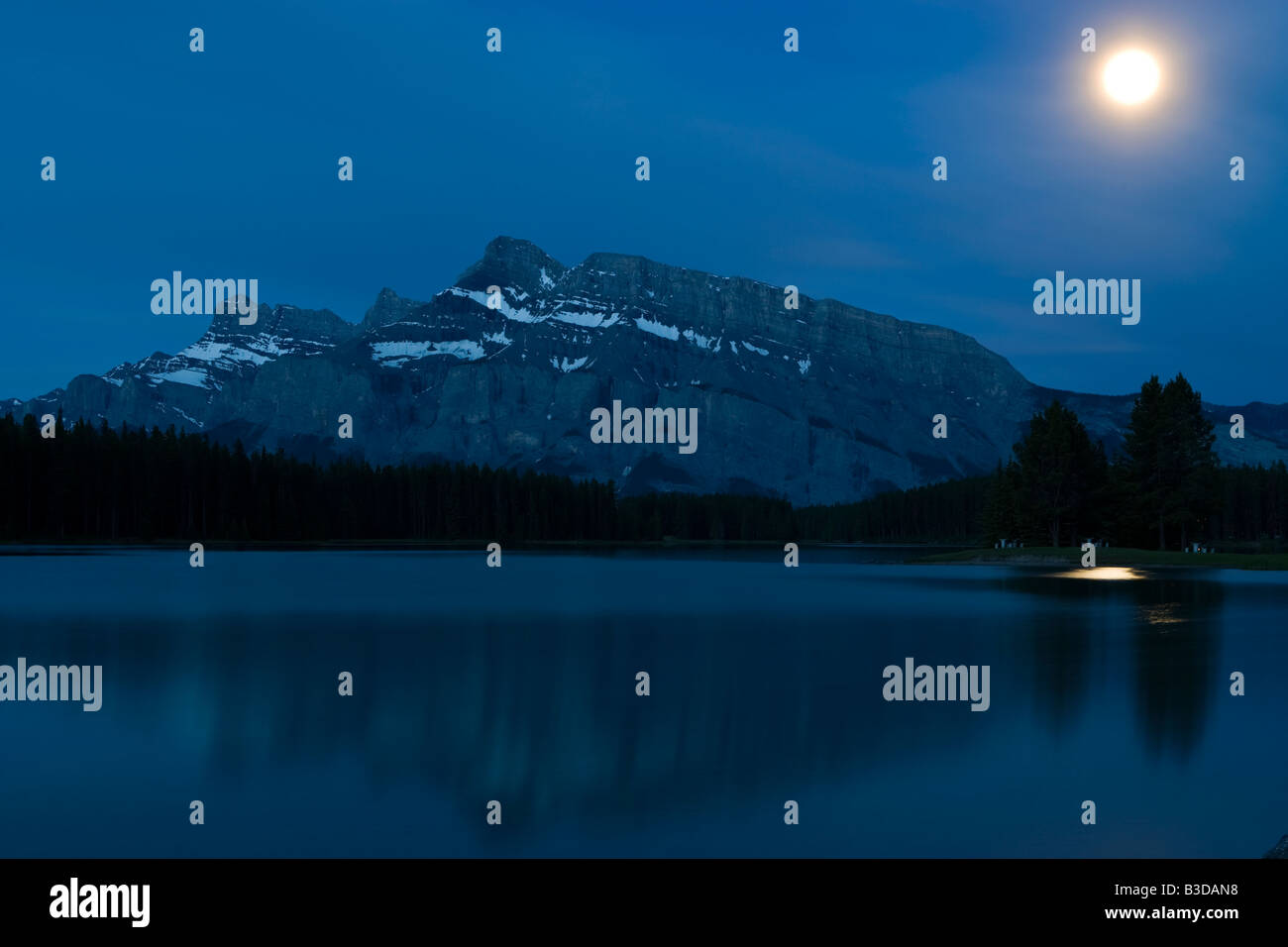 Ore del sorgere su Mount Rundle nel Parco Nazionale di Banff Foto Stock