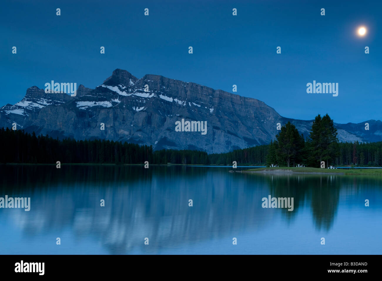 Ore del sorgere su Mount Rundle nel Parco Nazionale di Banff Foto Stock