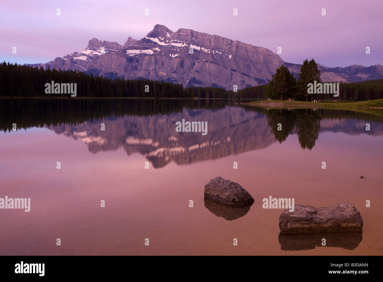 Mount Rundle nel Parco Nazionale di Banff Foto Stock