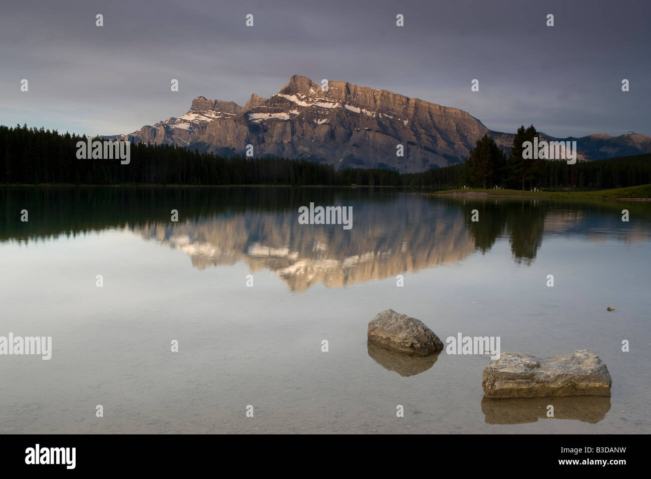 Mount Rundle nel Parco Nazionale di Banff Foto Stock