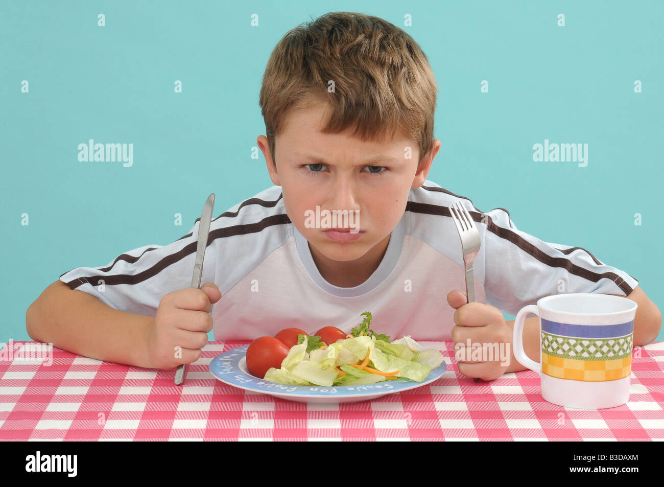 Bambino con piatto di insalata Foto Stock