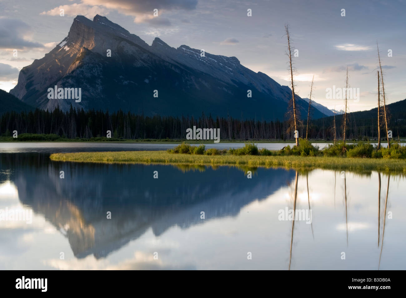 Montare Howard Douglas e il tramonto gamma nel Parco Nazionale di Banff Foto Stock