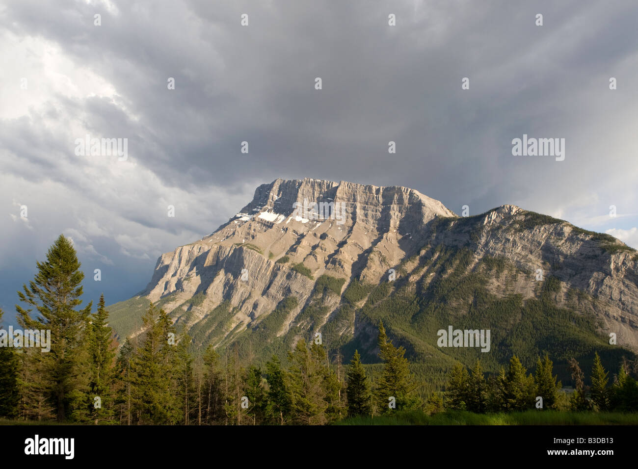Vista di Mount Rundle nel Parco Nazionale di Banff Foto Stock