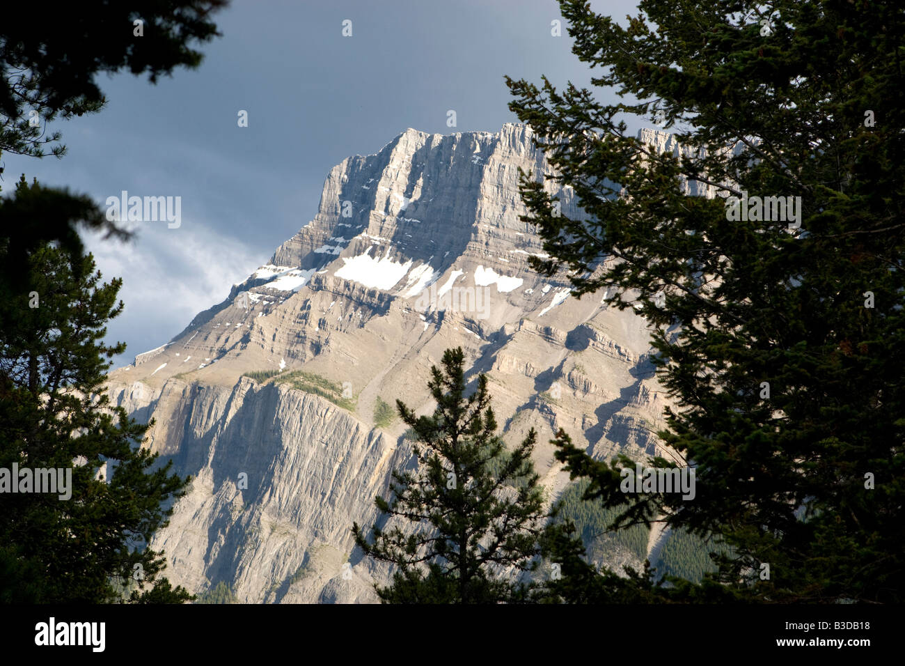 Vista di Mount Rundle nel Parco Nazionale di Banff Foto Stock